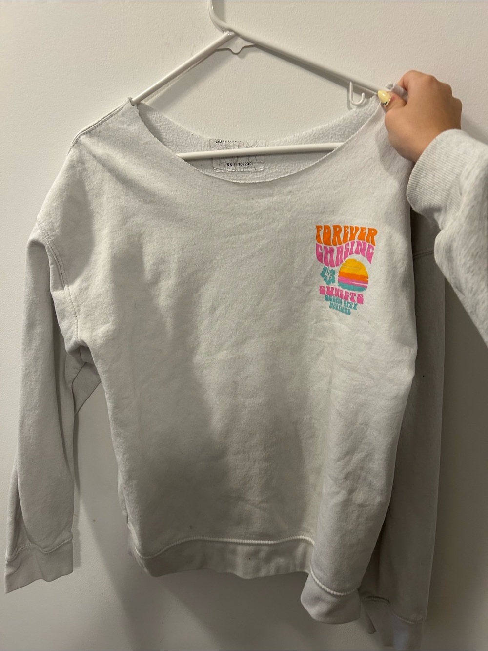 Kids White Graphic Sweatshirt with Colorful Sunset Print
SIZE:S